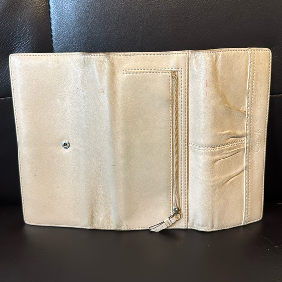 Vintage Coach White Leather Tri-fold Wallet Snap Closure - Picture 4 of 7